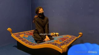 18岁的继妹给她的继兄弟口交并吞下他的精液