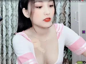 可爱的熊穿着丁字裤，露出白色的大屁股