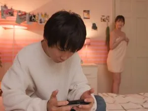 姐姐是个变态，试图与妹妹的女朋友发生性关系。