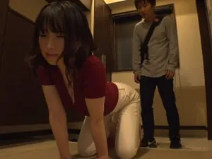 丈夫忙于工作，妻子在家偷偷与隔壁房间的年轻男子在一起