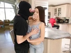 BBC-15878 倒霉的小偷抢劫了错误的妓女家