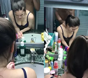 太骚了，梳妆台上的后入式，没时间脱掉衬衫