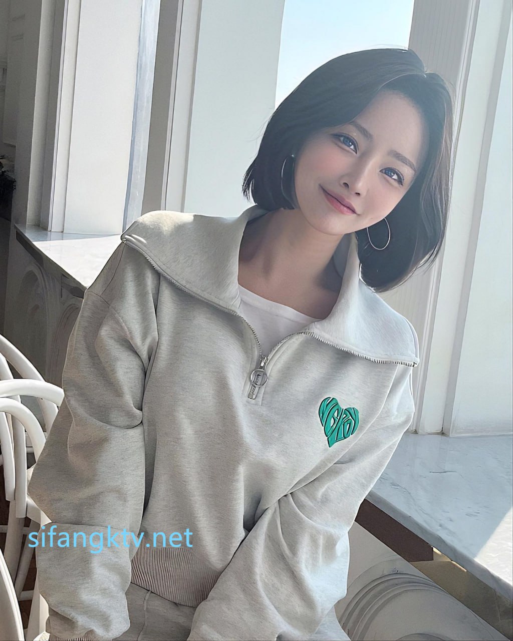 蜜桃美臀小女友，居家激情操逼，开档网袜情趣手铐，第一视角后入，抱着肥臀一顿操，特写视角更是诱惑